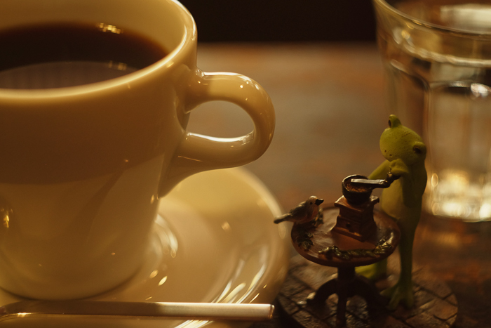 ツバキアキラが撮ったカエルのコポー。カフェでのんびりコーヒータイム。