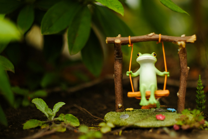 ツバキアキラが撮ったカエルのフィギュア、コポー。木陰でブランコ遊びをしているコポタロウ。