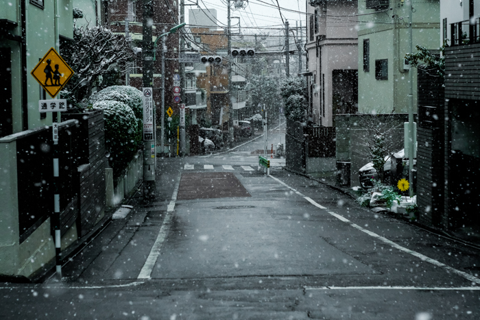 ツバキアキラが、FUJIFILM X-T2で撮った、雪のちらつく東京の町。