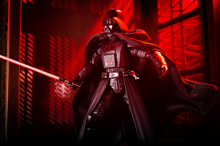 ツバキアキラが撮った、S.H.フィギュアーツのダース・ベイダー。ダイソーで売られている、アルティメットコンテナを背景に撮影しました。