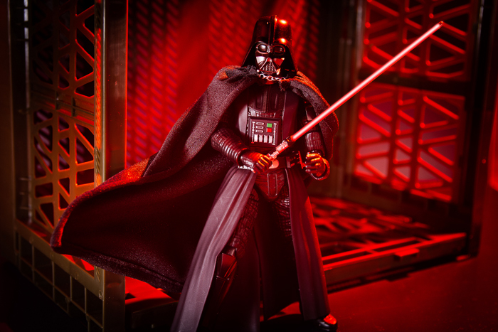 ツバキアキラが撮った、S.H.フィギュアーツのダース・ベイダー。ダイソーで売られている、アルティメットコンテナを背景に撮影しました。