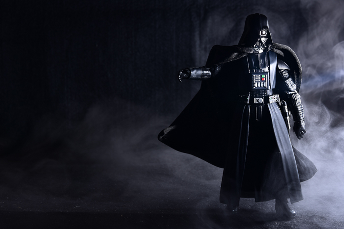 ツバキアキラが撮った、S.H.フィギュアーツのダース・ベイダー。スモークの中に佇む、ベイダー卿。