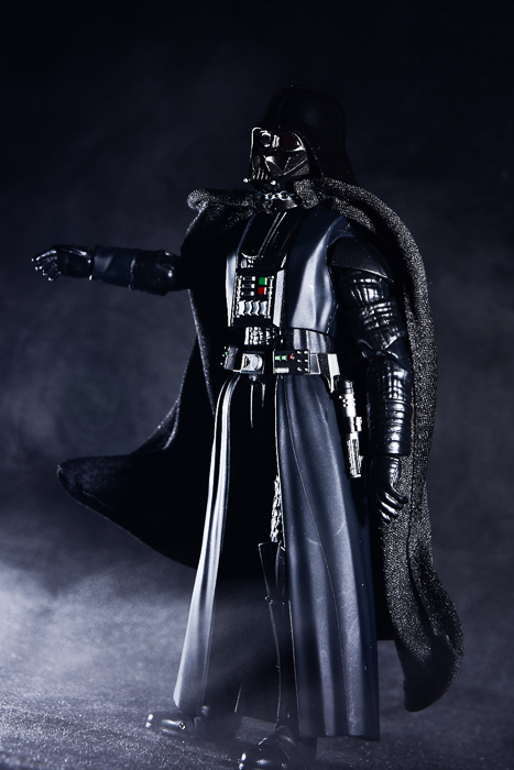 ツバキアキラが撮った、S.H.フィギュアーツのダース・ベイダー。スモークの中に佇む、ベイダー卿。