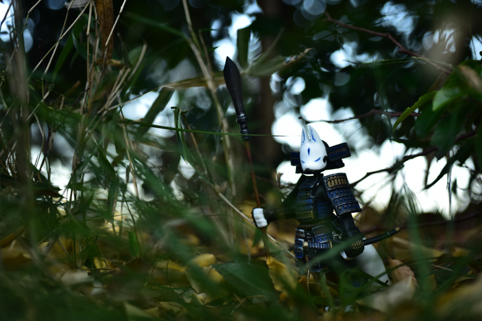 ツバキアキラが撮った、電脳大工さんの狐武者。茂みの中に、そっとたたずむ、狐武者。