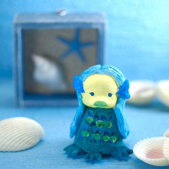ツバキアキラが粘土で作って撮ったアマビエの人形の写真。
