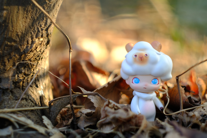 ツバキアキラが撮った、POPMART・DIMOO・はぐれ動物シリーズ。枯れ葉の中に佇む、ヒツジさん。