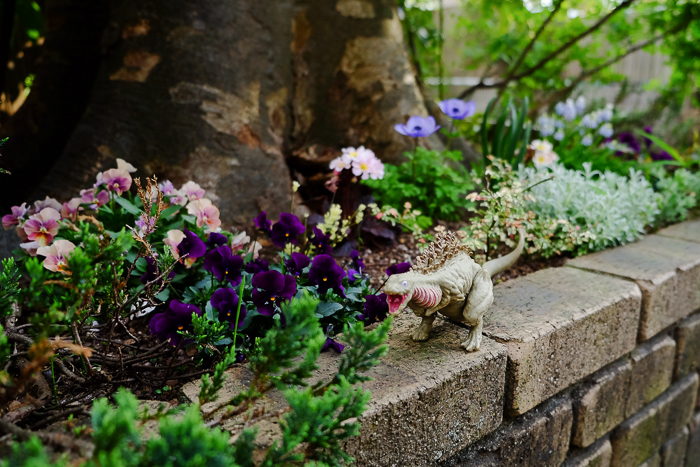 花壇でお花を見つけて嬉しそうな、シン・ゴジラ第二形態、蒲田くん