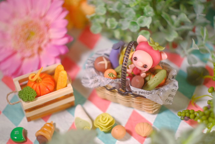 ツバキアキラが撮ったブタちゃんの写真。お野菜のカゴの中で楽しそうな可愛いブタちゃんです。