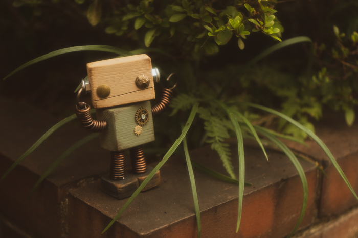 ツバキアキラが撮った、ロボット。花壇の角っこで、うぇ〜いとなっているロボットくん。
